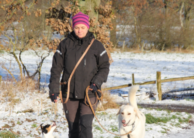 Nicole Behrens mit einem Hund im Schnee