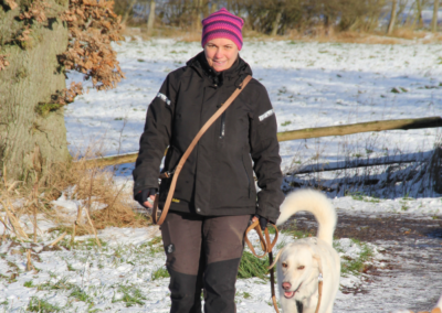Nicole Behrens mit einem Hund im Schnee